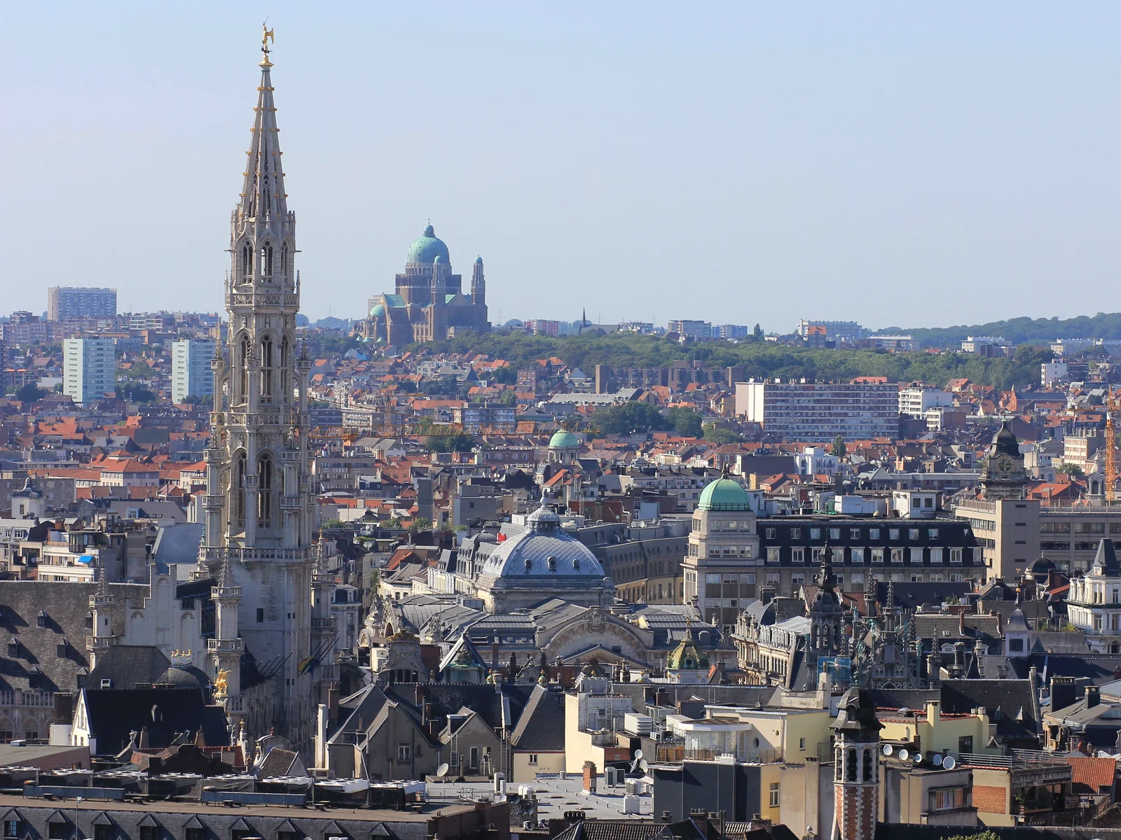 Bruxelles vue d'en haut : la flèche de l'Hôtel de Ville et, au loin, la basilique de Koekelberg