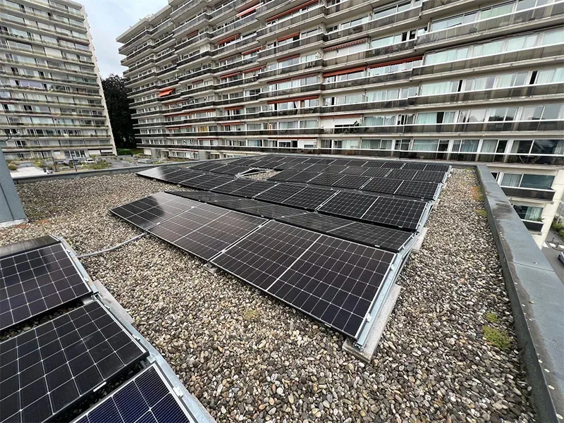 Panneaux solaires sur le toit de l'immeuble Saint-Lambert